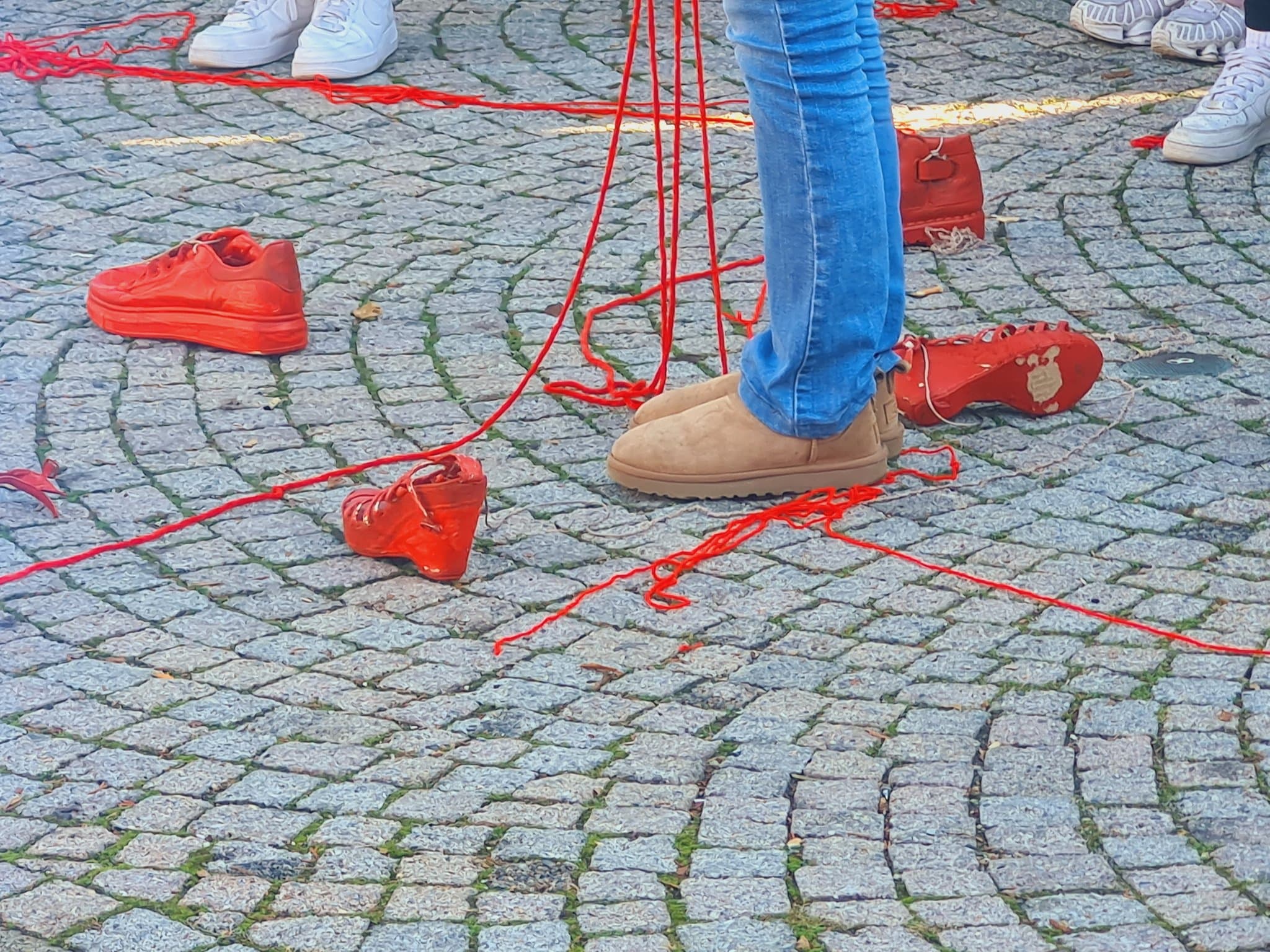 La Comunità in Marcia: Grande Successo per l'Iniziativa "Rompiamo il Filo della Violenza"