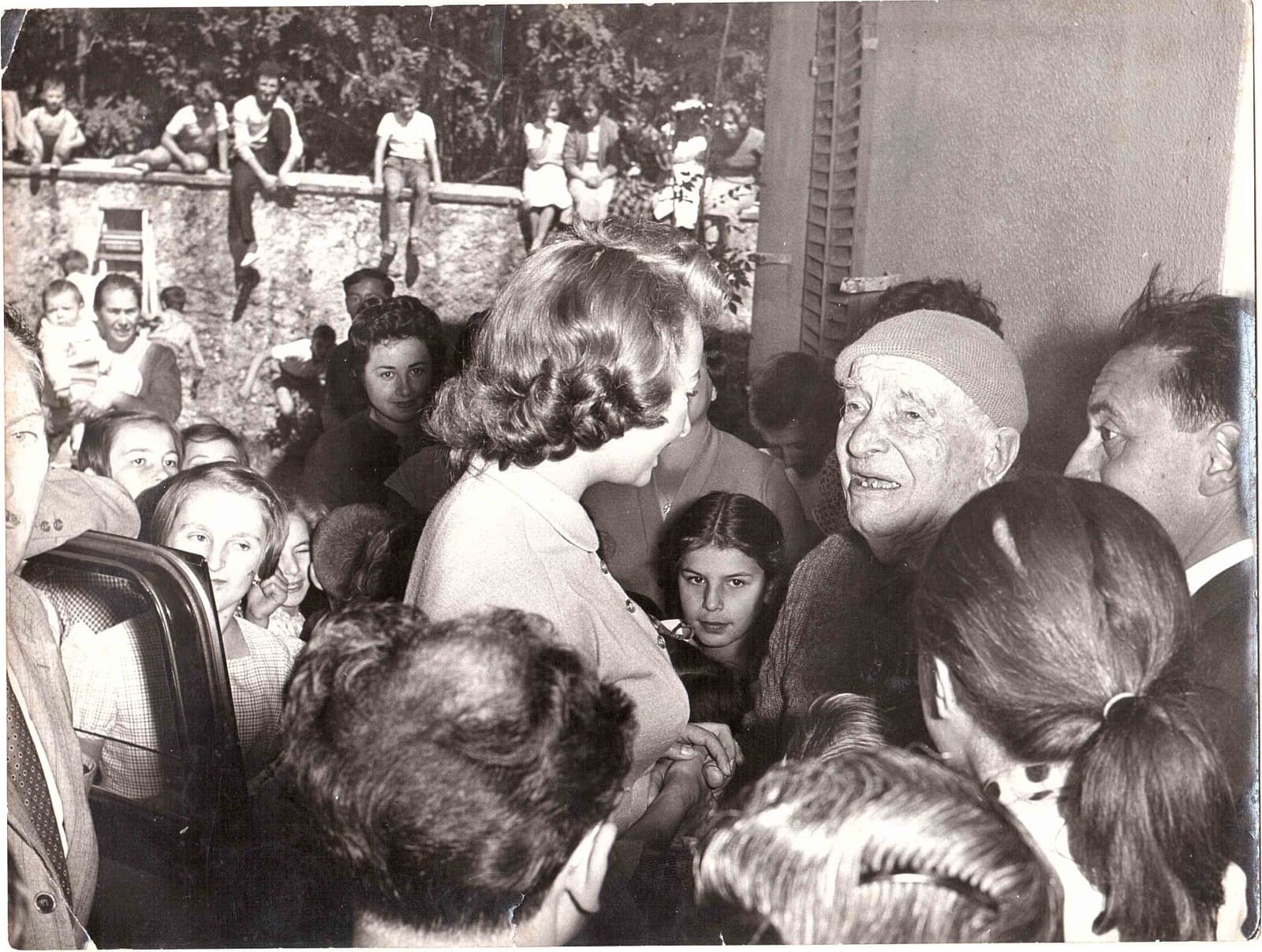 RUBRICA SCATTI DALLA MEMORIA: "Quando la Stella abbracciò il Pioniere: Sophia Loren a Sangano"